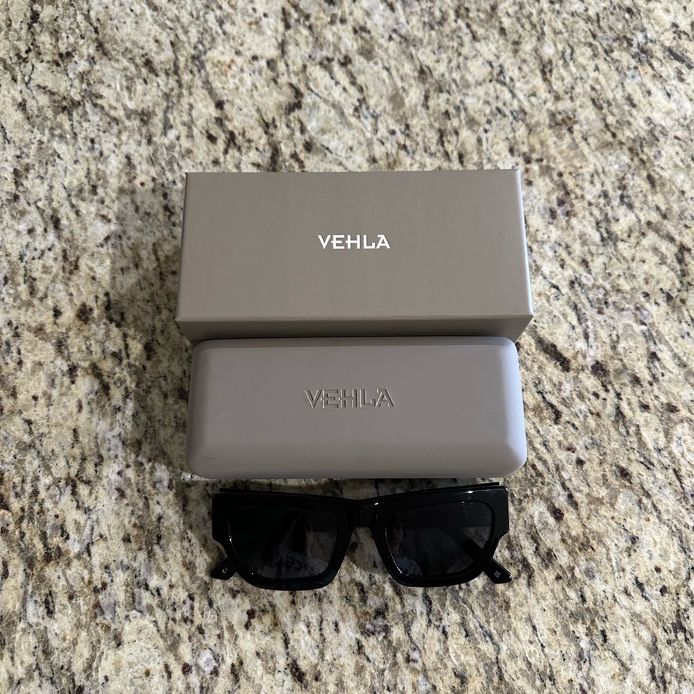 Vehla “FINN” sunglasses in black/smoke - Picture 3 of 3